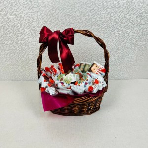 Импозантная корзина киндеров Наслаждение вкусом